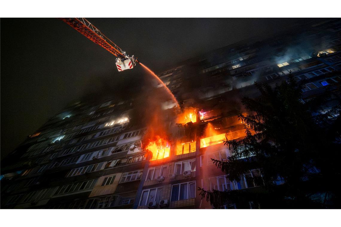 Bilder des Tages Unter Feuer: Ukrainische Einsatzkräfte arbeiten in Kiew daran, einen Brand nach einem russischen Angriff zu löschen.