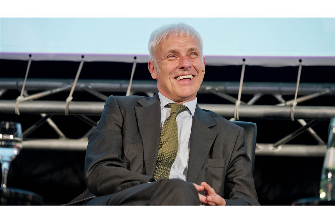 Unter Machts Nachfolger Matthias Müller steigen die Absatzzahlen rasant. Im Oktober 2015 aber wird er als VW-Chef nach Wolfsburg beordert, um die Scherben des Dieselskandals nach dem Rücktritt von Martin Winterkorn einzusammeln.