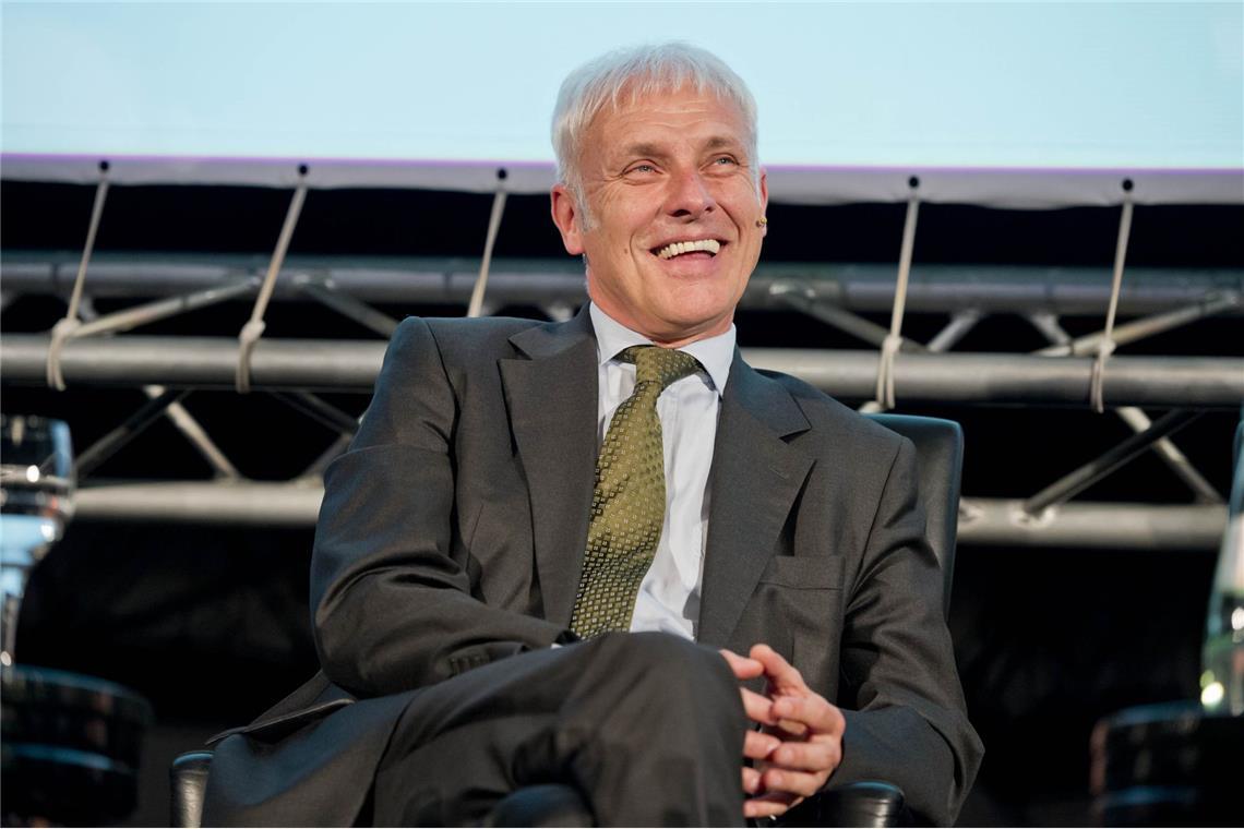 Unter Machts Nachfolger Matthias Müller steigen die Absatzzahlen rasant. Im Oktober 2015 aber wird er als VW-Chef nach Wolfsburg beordert, um die Scherben des Dieselskandals nach dem Rücktritt von Martin Winterkorn einzusammeln.