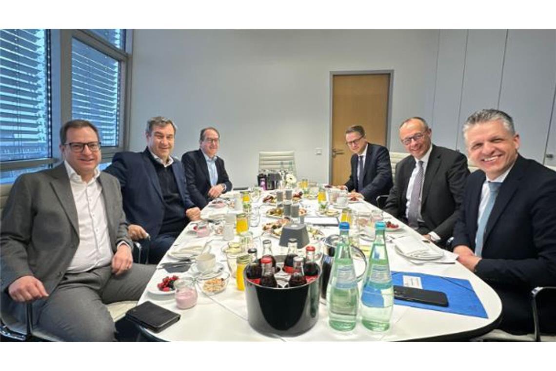 Vom Ampel-Aus bis zur Rücktrittswelle – Chronik des Wahlkampfs in Bildern Unterdessen mussten sich auch die Wahlgewinner der Union Spott in sozialen Medien für ein Foto gefallen lassen, das die Führungsetage abbildete und von CSU-Chef Markus Söder geteilt wurde. Das alte Vorurteil, in der Union hätten es Frauen schwer, in Führungspositionen zu gelangen, sahen Kritiker durch das Foto bestätigt. So schrieb etwa die Grünen-Politikerin Ricarda Lang mit ironischem Unterton dazu: „Die Quote schadet ja in aller erster Linie den Frauen selbst.“
