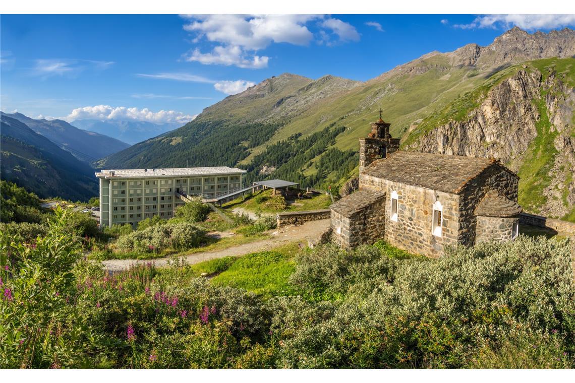 Zugang zu Grande Dixence nach einem Felssturz gesperrt Unterhalb der Staumauer liegt ein Hotel und eine klein Kapelle, die vorsorglich geschlossen wurden.