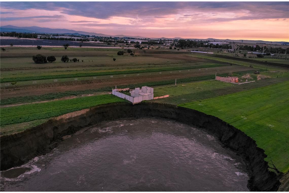 Riesiger Krater in Mexiko gibt Rätsel auf Unterirdische Wasserströme in dem leicht erodierbaren Boden könnten den Krater verursacht haben.