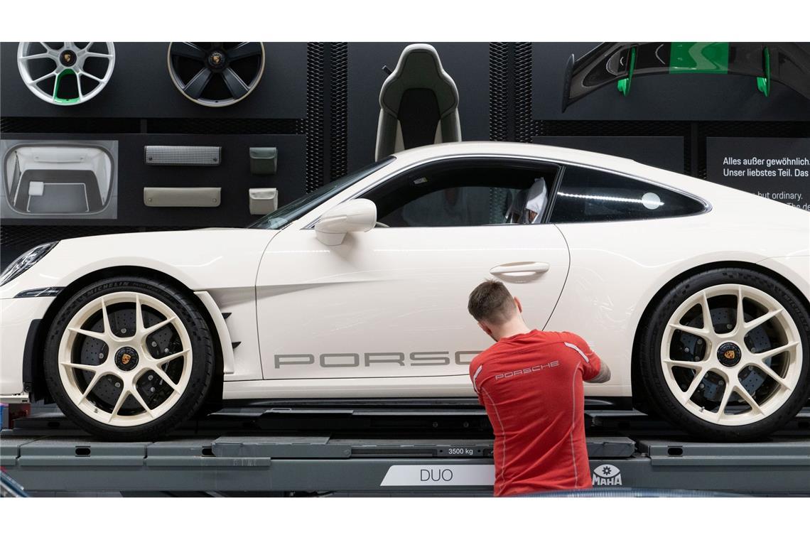 Nach Gewinneinbruch: Das sind die Baustellen bei Porsche Unternehmen und Betriebsräte wollen in der zweiten Jahreshälfte über weitere Sparmaßnahmen sprechen. Droht ein weiterer Stellenabbau?