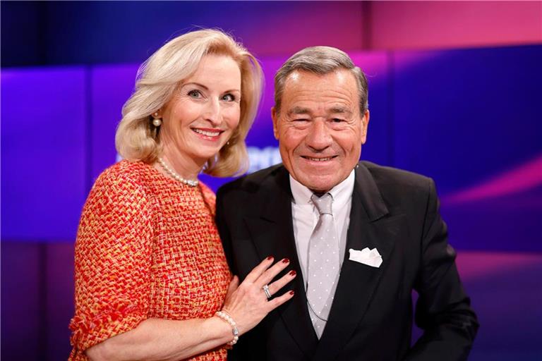 Unternehmer Wolfgang Grupp und seine Ehefrau Elisabeth Grupp in der ARD-Talkshow Maischberger im WDR Studio Köln: Am 17. Juli 2025 wurde durch einen Brief des Unternehmers an die Trigema-Belegschaft öffentlich, dass Wolfgang Grupp zuvor versucht hatte, sein Leben zu beenden. Als Grund für den gescheiterten Selbstmord-Versuch gab er Altersdepressionen an.