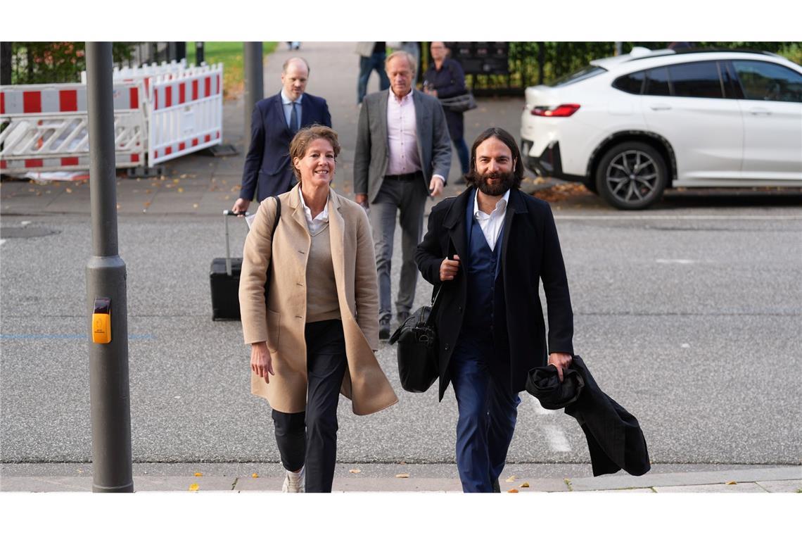 Unternehmerin Block (links) und ihr Verteidiger Bott (rechts) laufen zum Landgericht.