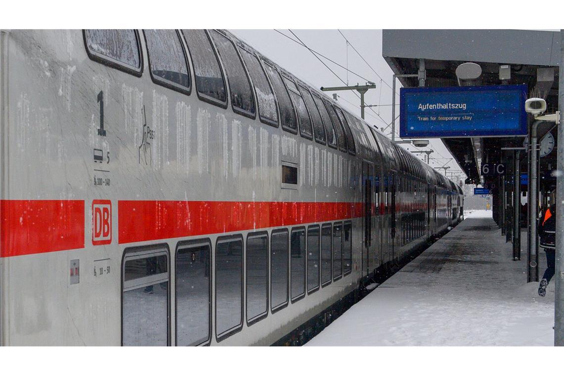Unterschlupf für gestrandete Reisende: In einigen Bahnhöfen hat die Bahn Züge als Aufenthaltsmöglichkeit zur Verfügung gestellt.