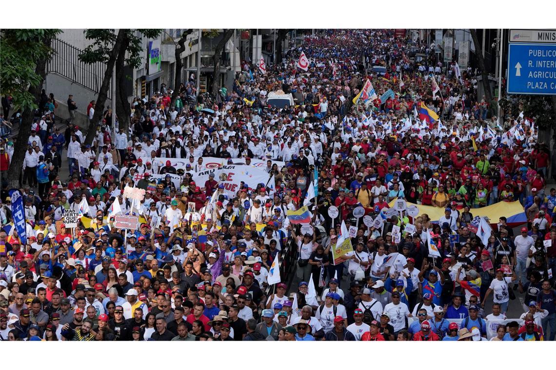 Unterstützer der Regierung fordern die Freilassung des ehemaligen Präsidenten Maduro und seiner Frau Flores.