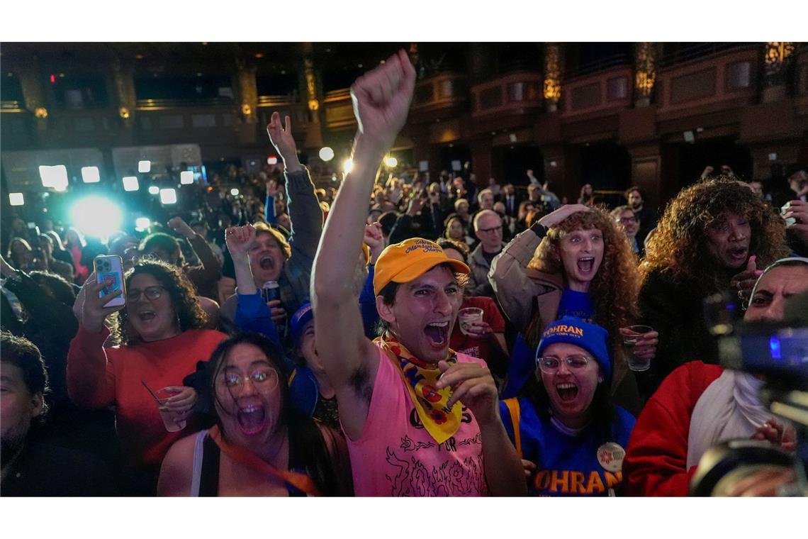 Unterstützer des demokratischen Bürgermeisterkandidaten Mamdani reagieren während einer Wahlparty in New York auf die Wahlergebnisse.