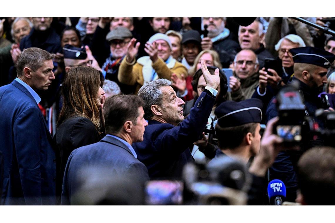 Unterstützer, Freunde und Nachbarn warteten auf Sarkozy, als dieser zum Gefängnis aufbrach.