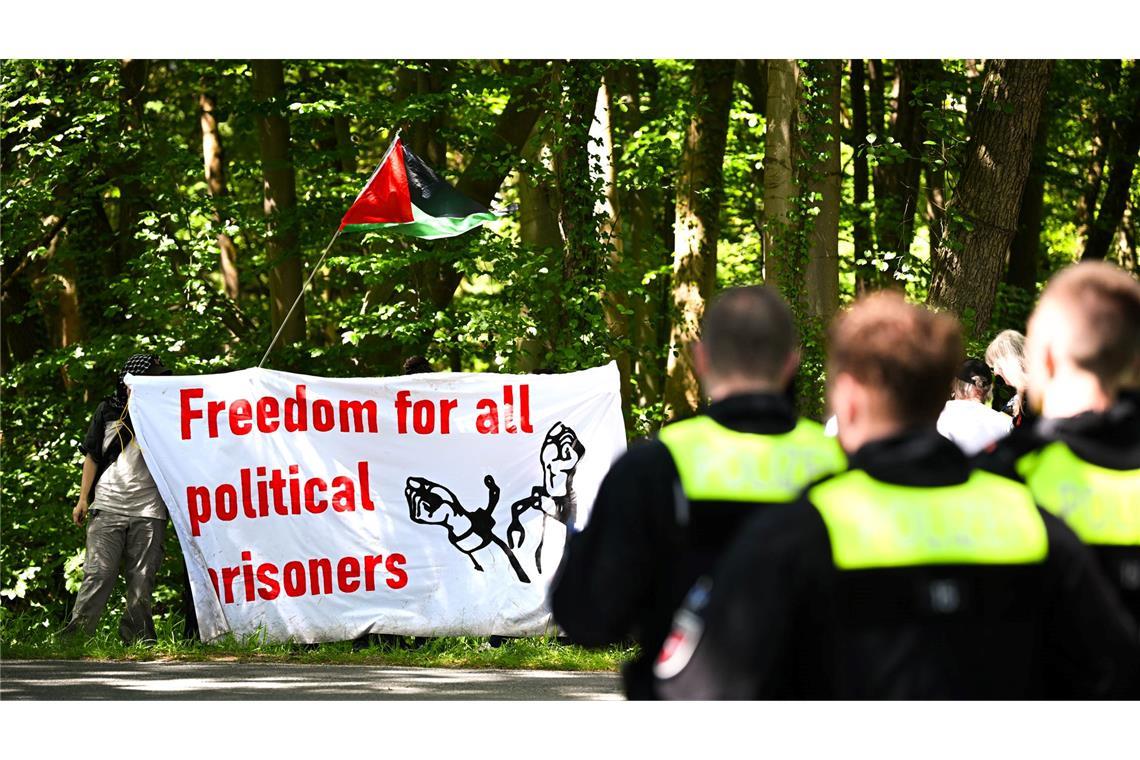 Unterstützer von Daniela Klette protestieren in der Nähe des Gerichtssaals.