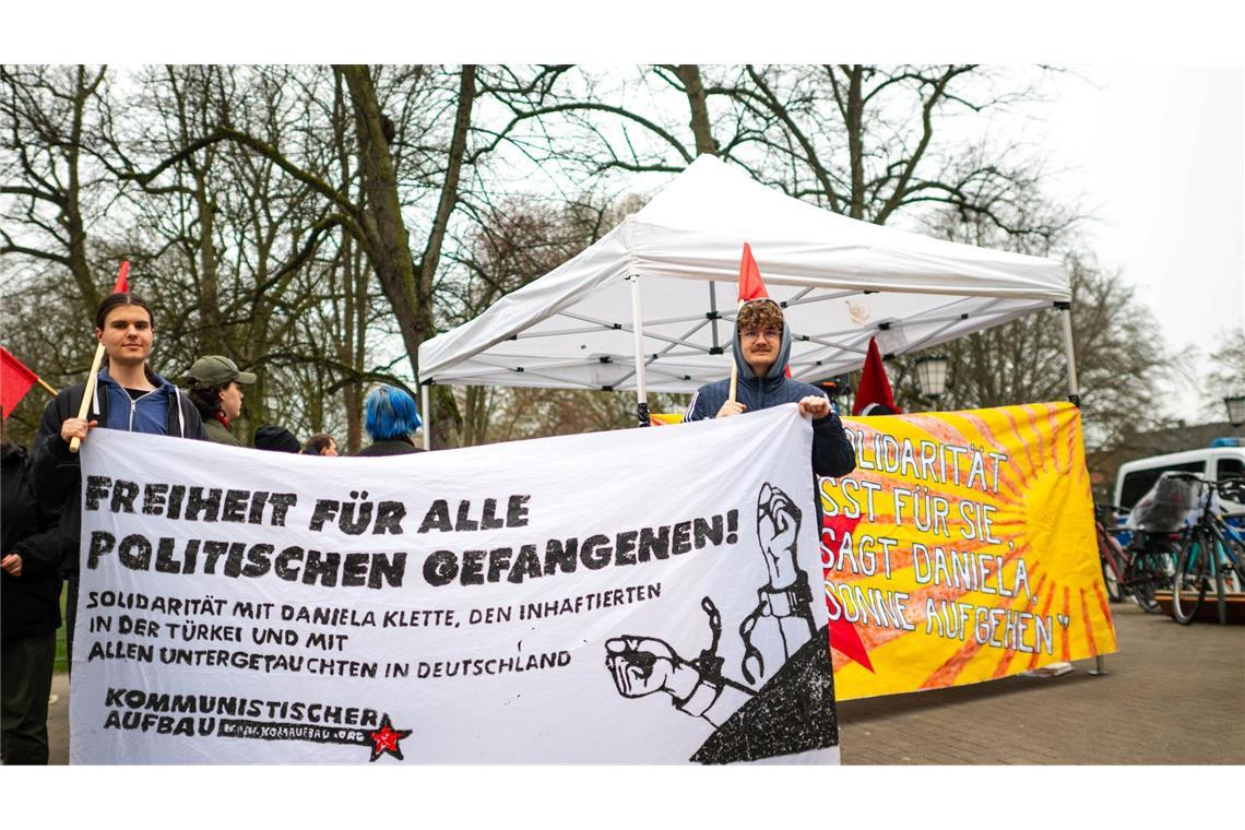 Versuchter Mord, Raub, Waffenbesitz – Klette vor Gericht Unterstützer von Daniela Klette stehen vor dem Gerichtsgebäude.