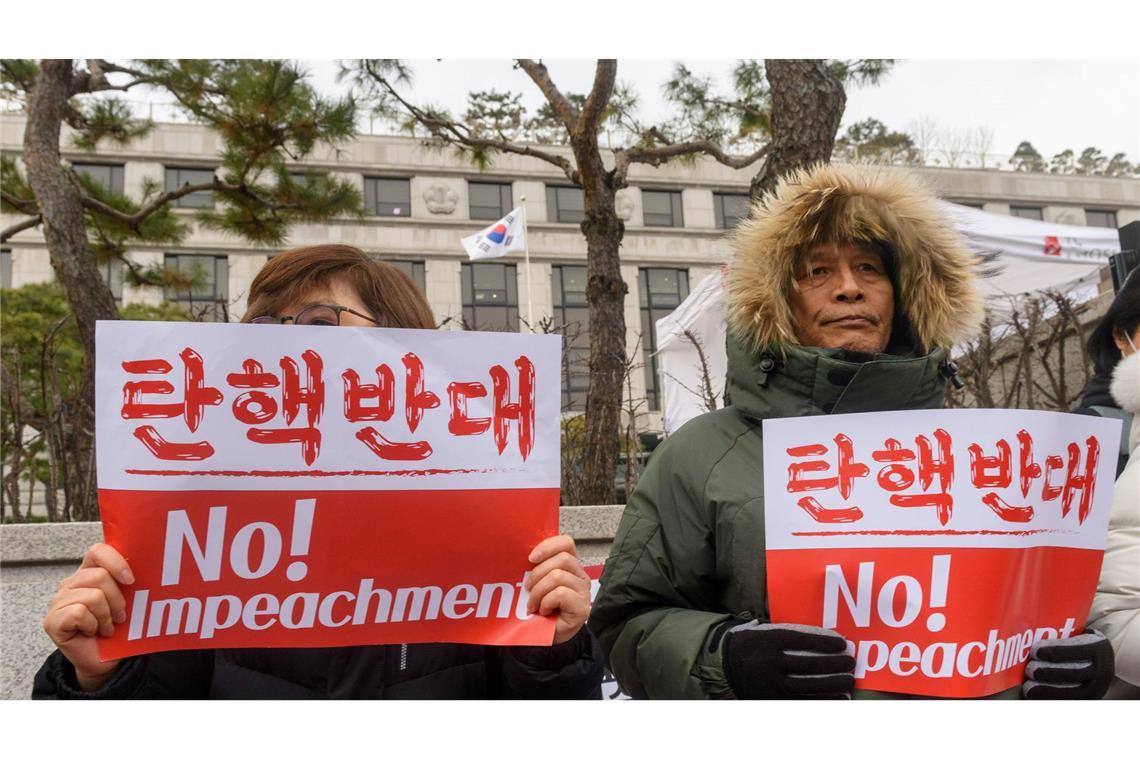 Ermittler wollen Untersuchungshaft für Yoon verlängern Unterstützer von Yoon Suk Yeol hatten sich am Donnerstag vor dem Verfassungsgericht in Seoul versammelt.
