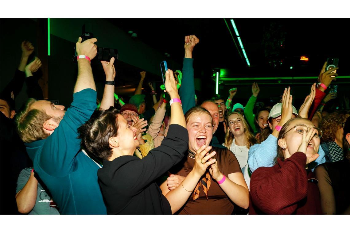Unterstützerinnen und Unterstützer jubeln in dem Lokal in dem die Wahlparty der Initiative "Hamburger Zukunftsentscheid" stattfindet.
