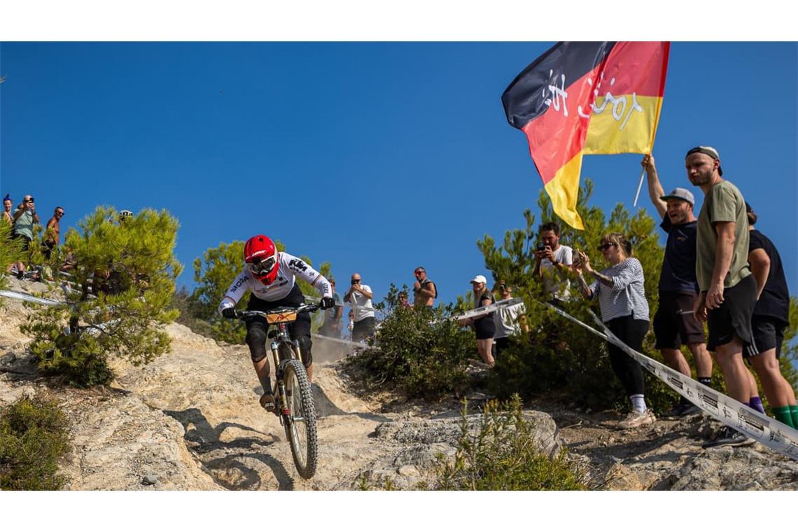Unterstützung durch die deutschen Fans: Bei der MTB-WM in Finale Ligure holte sich Helen Weber von der Spvgg Warmbronn den Titel der Weltmeisterin im E-Enduro.