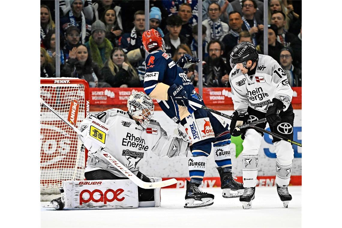 Unüberwindbar: Kölns Keeper Janne Juvonen (li.) bringt Schwenningen in Spiel eins des Viertelfinals zur Verzweiflung.