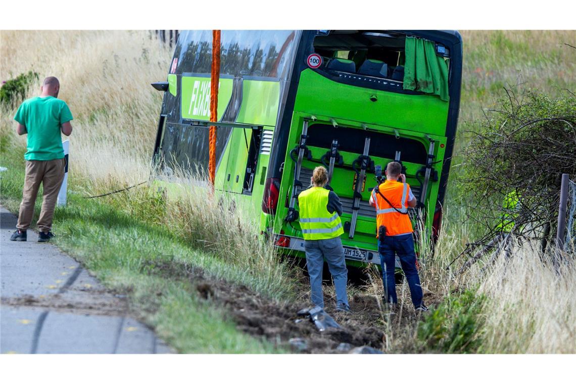 Nächtlicher Busunfall - viele Verletzte, unklare Ursache Unverletzte Passagiere sollte ein Ersatzbus nach Berlin bringen.