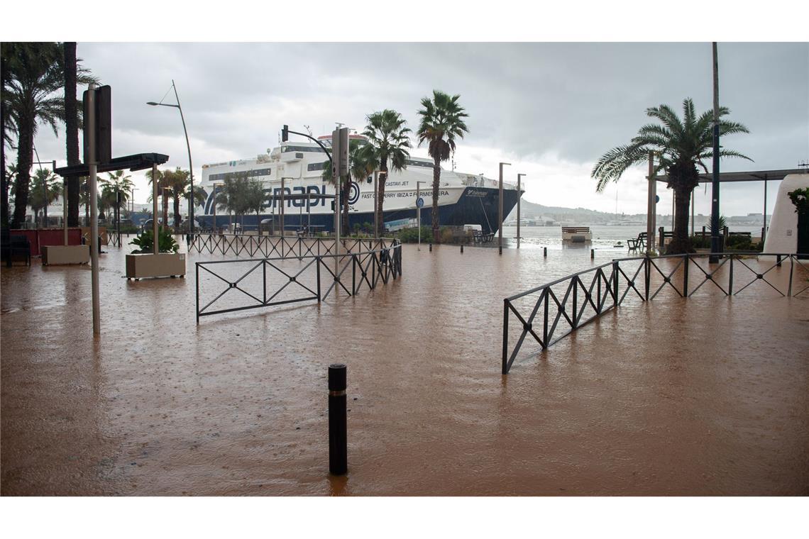 Bilder des Tages Unwetter auf Ibiza: Straßen nach Starkregen überflutet
