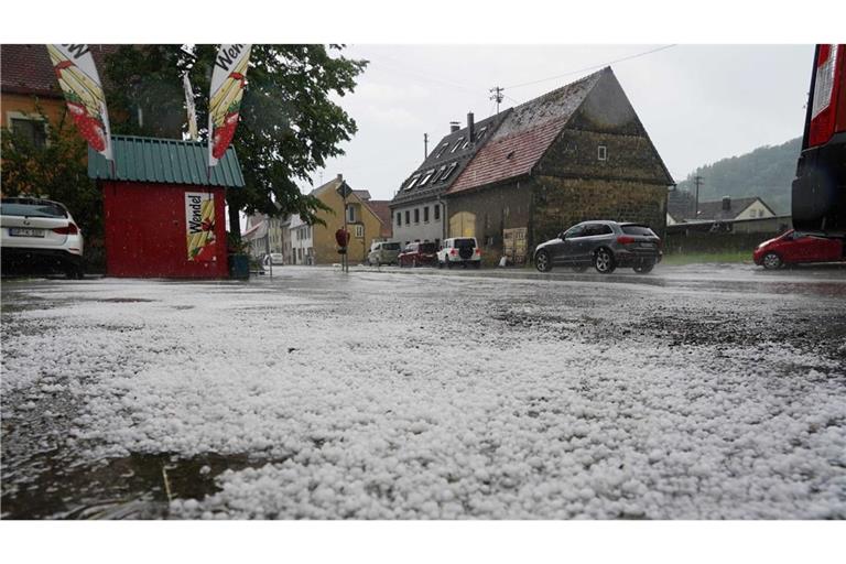 Unwetter  mit Hagel im Mai 2024 auf der B10  bei Süßen - die Körner waren so groß wie Kirschkerne.