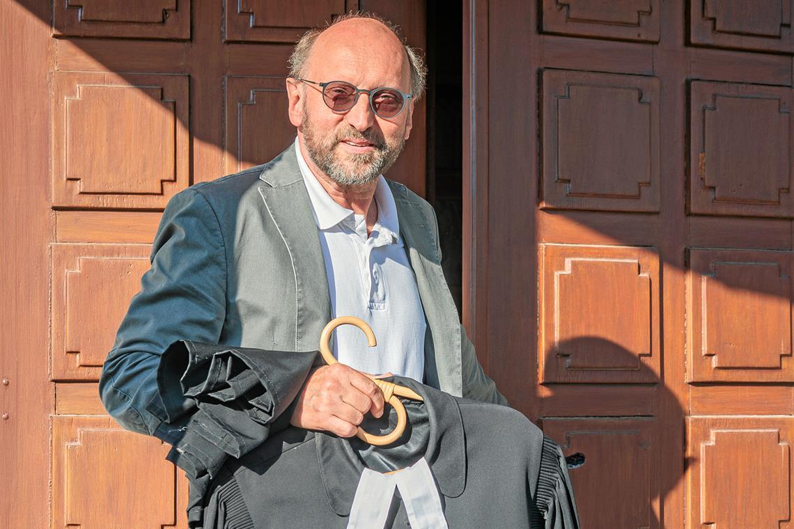Ein lebensnaher und engagierter Begleiter Unzählige Male ist Steffen Kaltenbach durch die Eingangstür der Fornsbacher Kirche gegangen, um den Talar anzulegen. Nun heißt es bald, ihn abzugeben. Fotos: Stefan Bossow