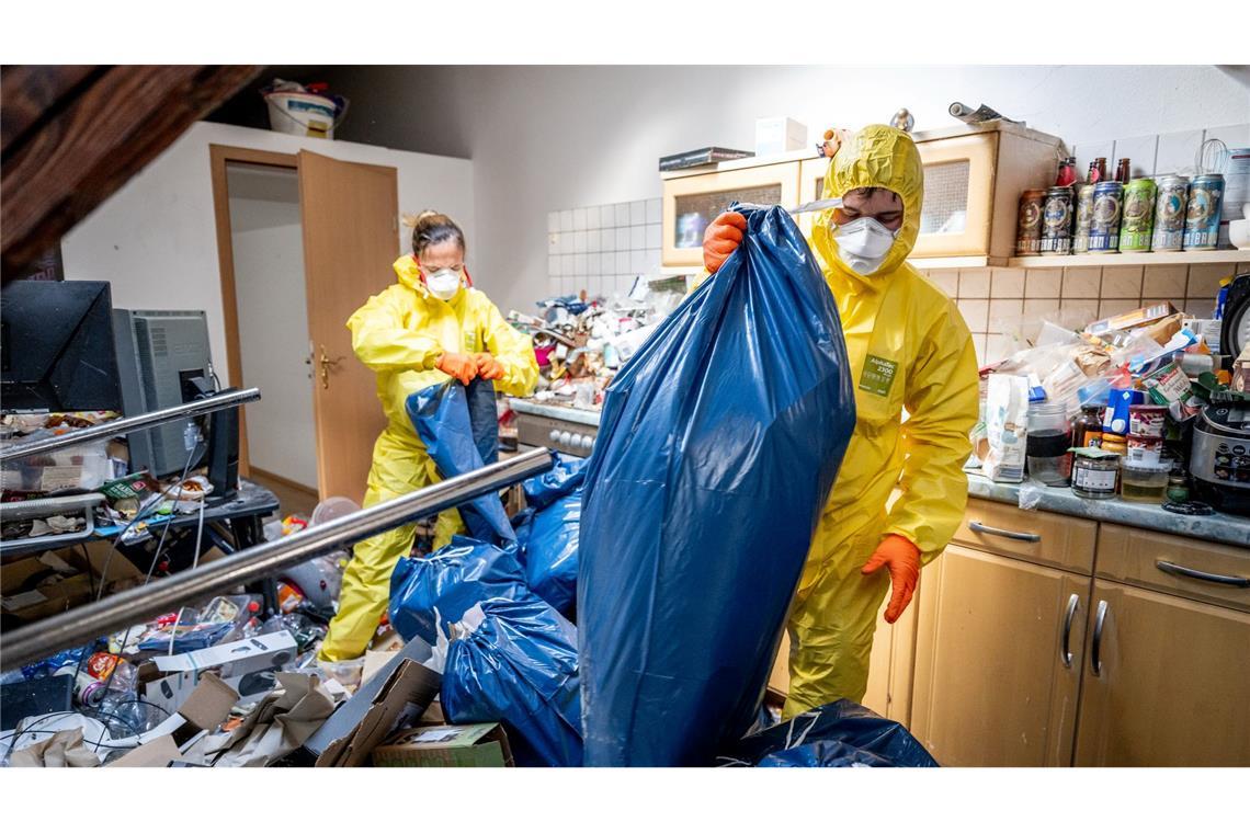 Unzählige Müllsäcke sind zu packen, bis die Wohnung geräumt ist.