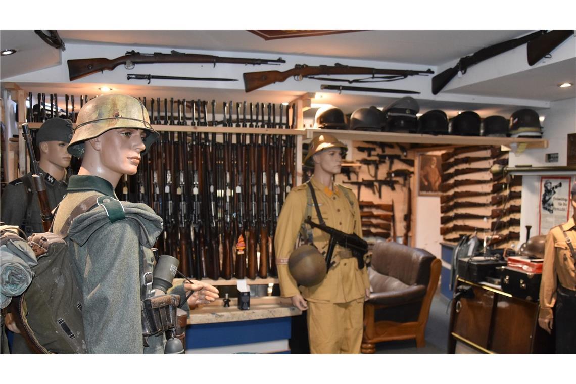 Unzählige Weltkriegswaffen, Wehrmachtsuniformen und auch aktuellere Kriegswaffen fanden die Beamten im Keller eines Hauptbeschuldigten.