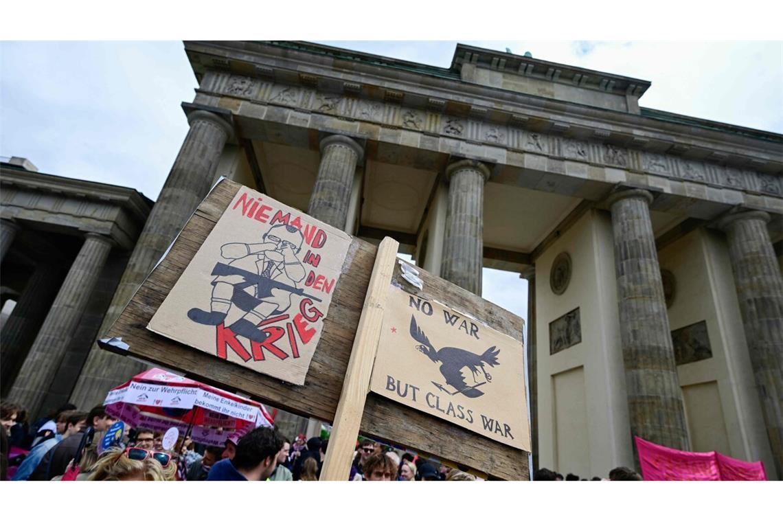 Unzufriedenheit hat viele Gesichter: Diese Demonstration in Berlin richtet sich gegen den Wehrdienst.