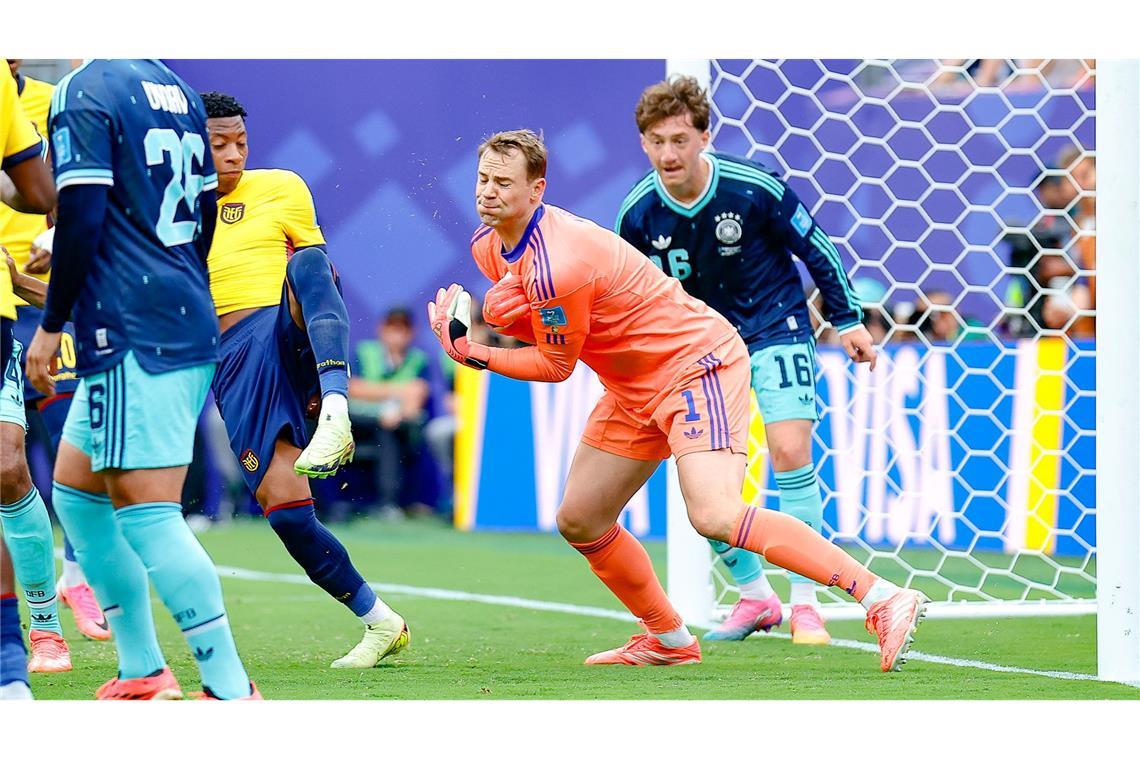 Ups, der Ball landet im Tor. Manuel Neuer weist aber einen Torwartfehler zurück.