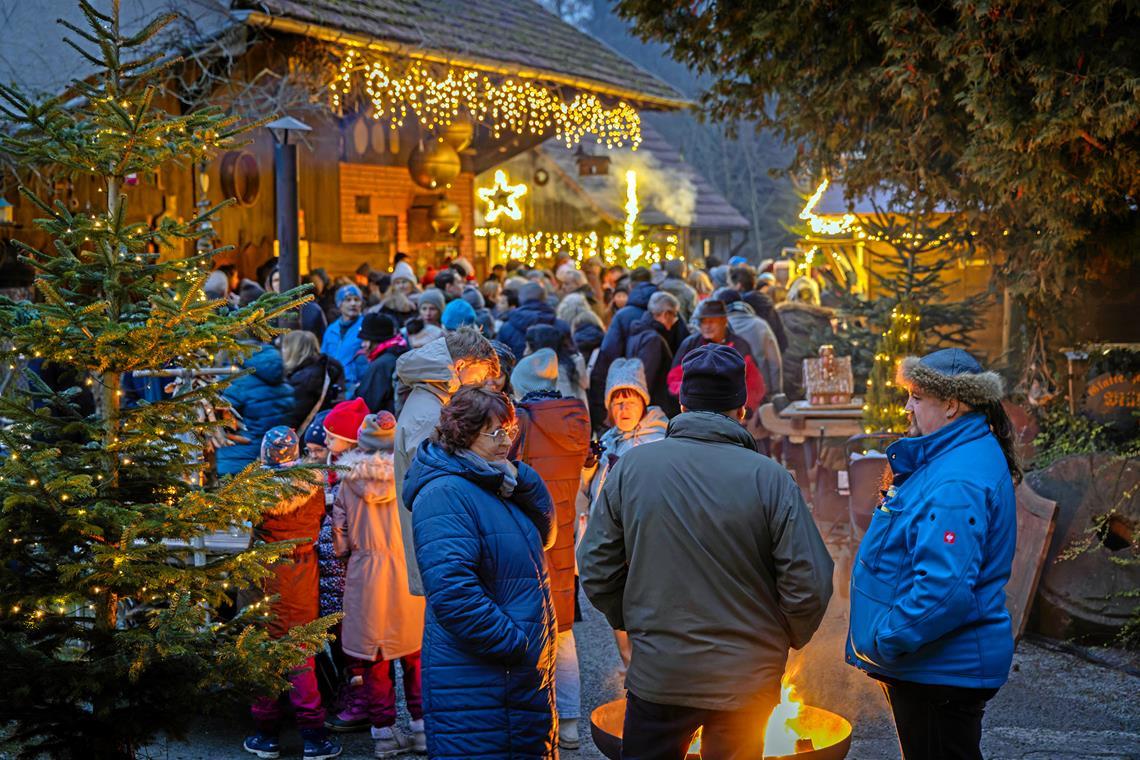 Stimmungsvolle Weihnachtsmärkte Urig und traditionell kommt die Mühlenweihnacht in Kirchenkirnberg daher. Feuerstellen laden zum Verweilen ein. Foto: Stefan Bossow