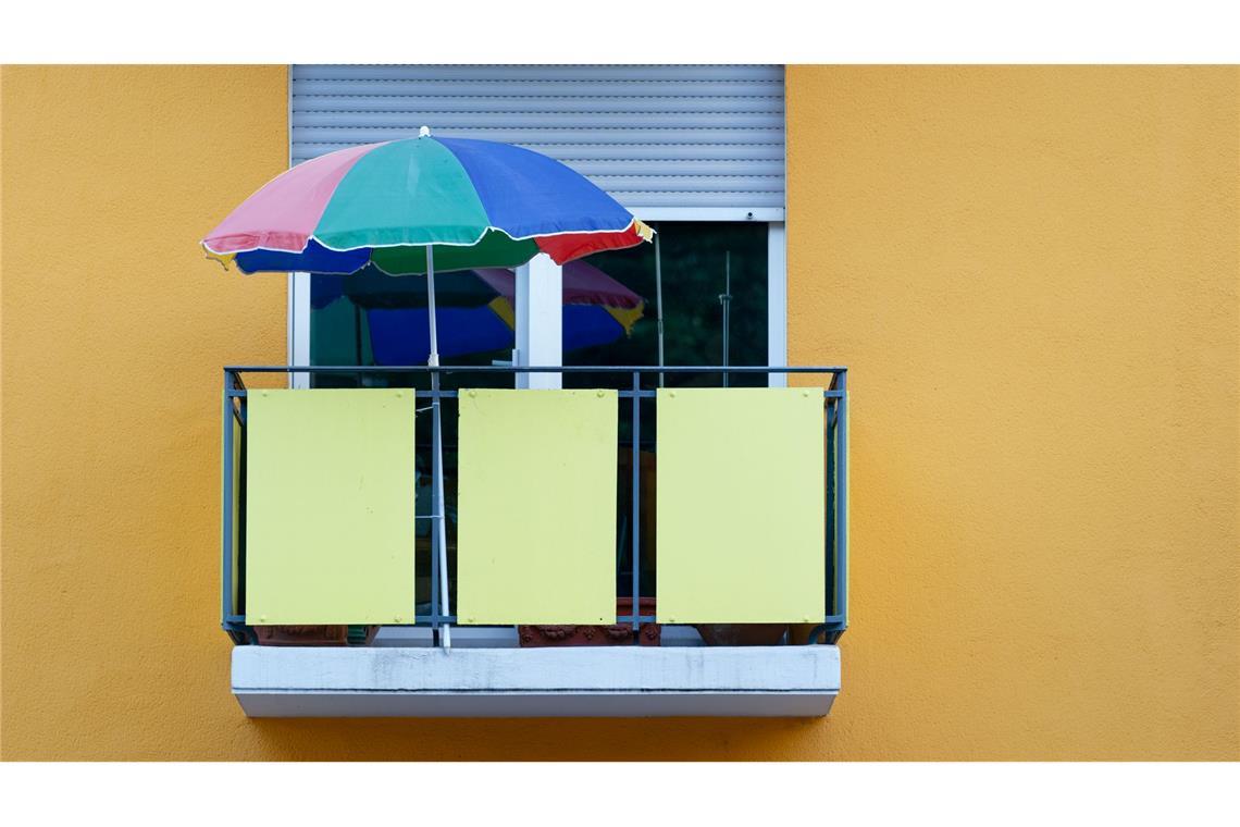 Bilder des Tages Urlaub auf Balkonien: Mit einem bunten Sonnenschirm werden auch zwei Quadratmeter zum Ort der Entspannung.