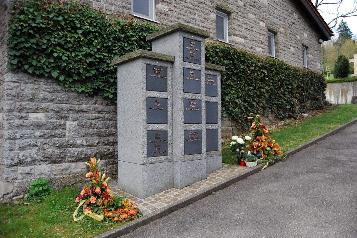 Urnengrab wird teurer, Sarggrab günstiger Urnenstelen am Friedhof in Murrhardt. Archivfoto: Elisabeth Klaper