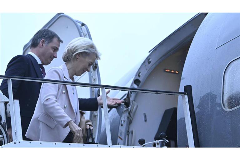 Ursula von der Leyen betritt ein Flugzeug (Archivbild).