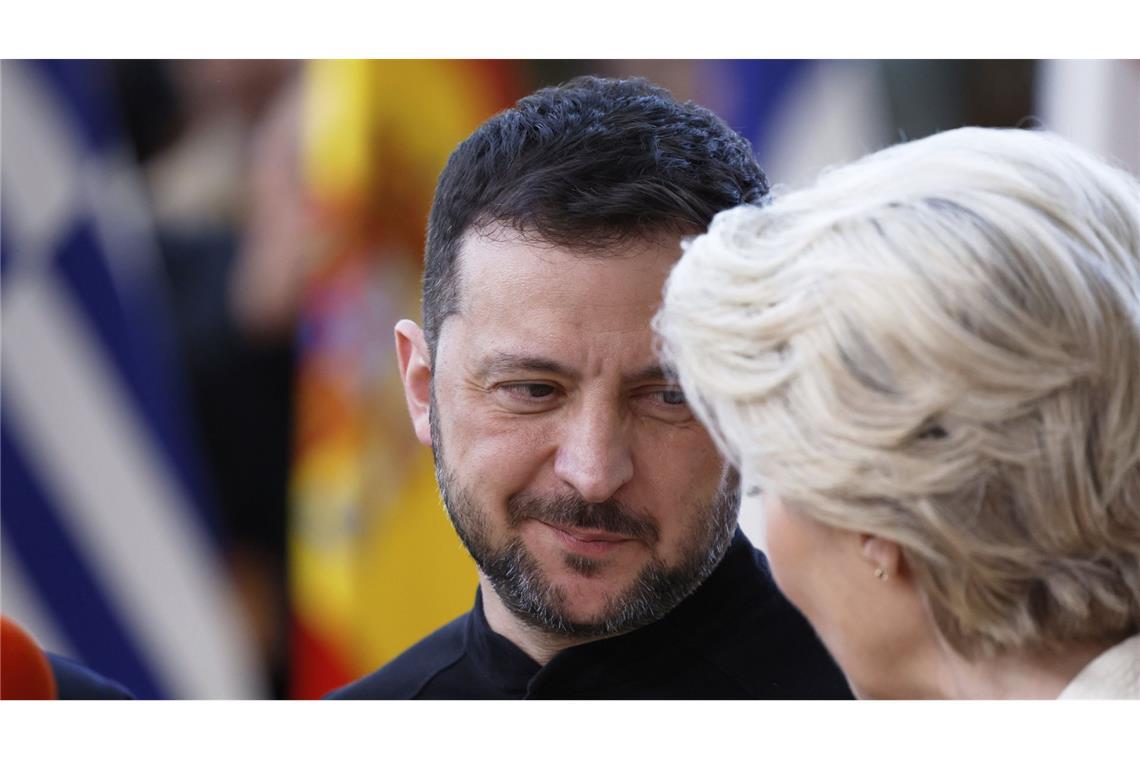 EU kann sich nicht auf gemeinsame Ukraine-Position einigen Ursula von der Leyen, und der ukrainische Präsident Wolodymyr Selenskyj sprechen mit Journalisten, als sie zu einem EU-Gipfel im Gebäude des Europäischen Rates ankommen.