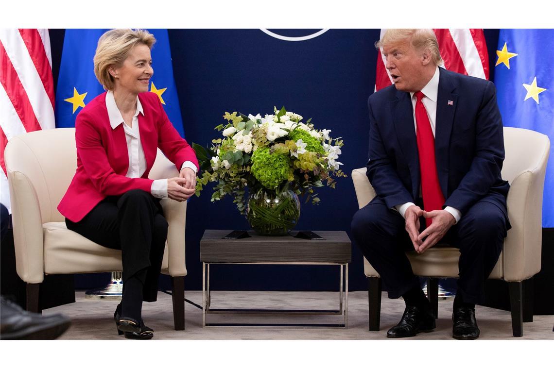 EU-Einigung auf mögliche Milliarden-Gegenzölle steht Ursula von der Leyen und Donald Trump. Die EU und USA verhandeln derzeit über neue Zollsätze für den transatlantischen Handel. (Archivbild)