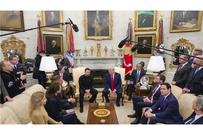 US-Außenminister Marco Rubio (2.v.r. auf dem Sofa) war bei dem Treffen im Weißen Haus mit dabei, das eskalierte.