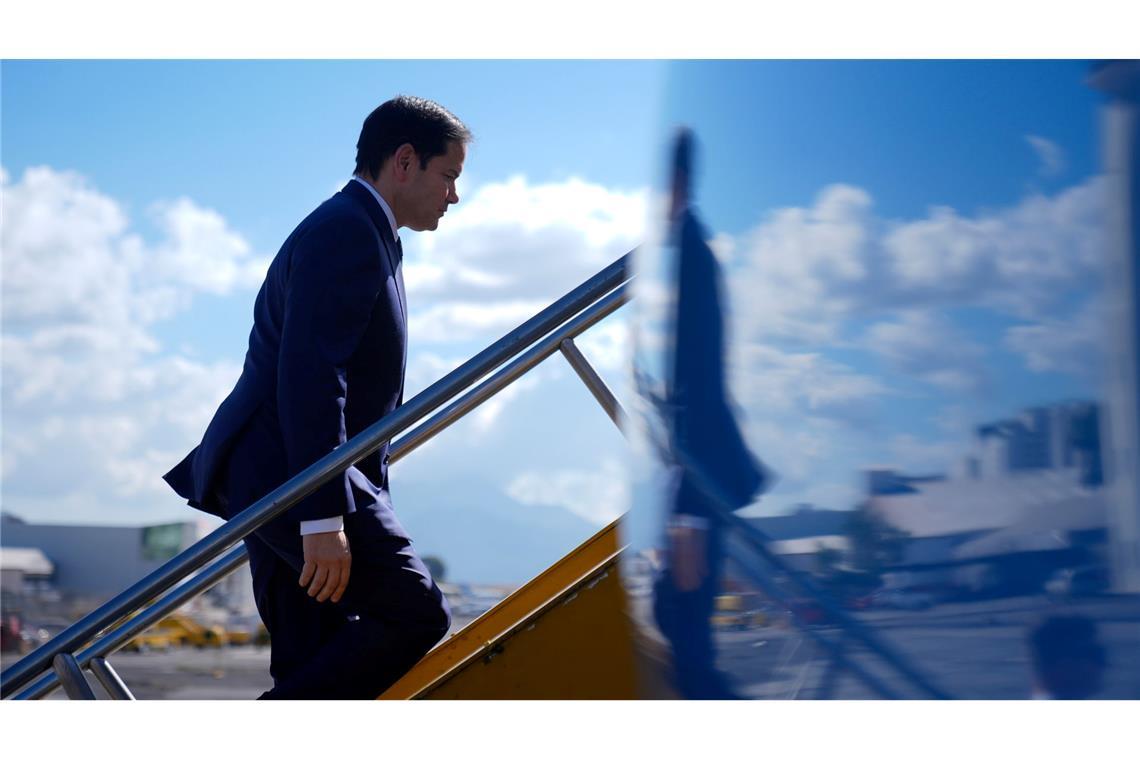 Bilder des Tages US-Außenminister Marco Rubio besteigt auf dem internationalen Flughafen La Aurora in Guatemala-Stadt ein Flugzeug auf dem Weg in die Dominikanische Republik.