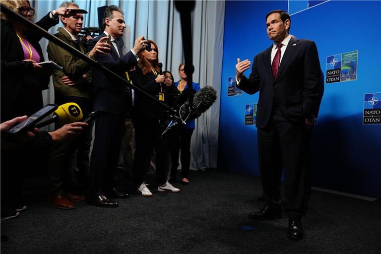 US-Außenminister Marco Rubio tritt nach dem NATO-Außenministertreffen vor die Presse.