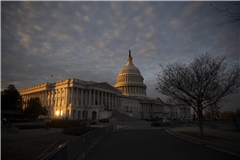 US-Capitol-Gebäude. Mit Unterstützung von vier Republikanern hat der US-Senat für eine stärkere Kontrolle der Kriegsführung im Iran gestimmt.