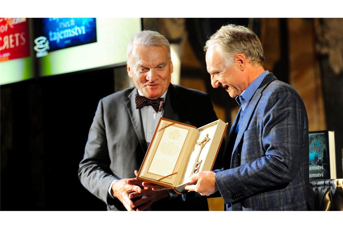 US-Erfolgsautor Dan Brown (r) nimmt symbolisch den Schlüssel zur tschechischen Hauptstadt Prag in Empfang.