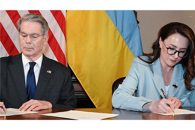 US-Finanzminister Scott Bessent und die ukrainische Vizeregierungschefin Julia Swyrydenko unterzeichneten den Vertrag zur Einrichtung eines Wiederaufbaufonds.