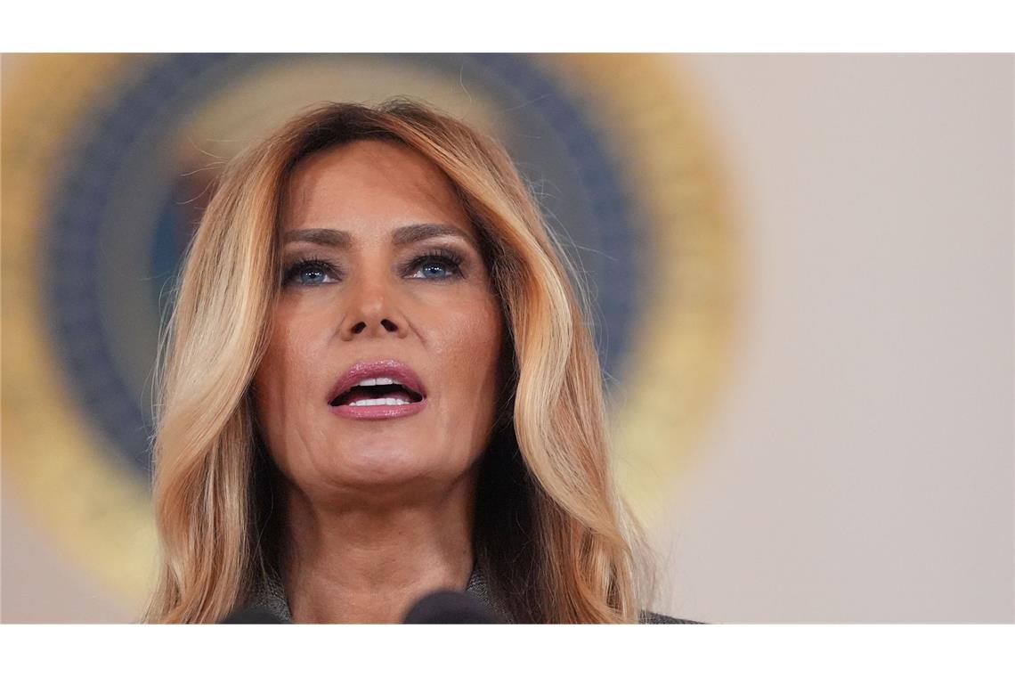 US-First Lady Melania Trump spricht im großen Foyer des Weißen Hauses zu Journalisten.