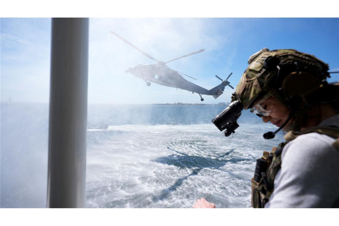 Bilder des Tages US-Heimatschutzministerin Kristi Noem beobachtet vom U.S. Coast Guard Cutter "Elm" aus, wie Mitglieder des Maritime Security Response Teams an einer Angriffsbootvorführung teilnehmen.