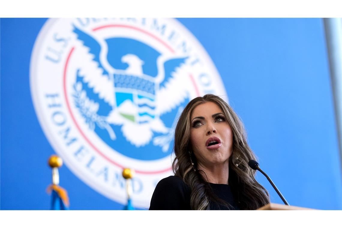 US-Regierung zahlt Migranten Geld bei freiwilliger Ausreise US-Heimatschutzministerin Noem wirbt für "Selbstabschiebung". (Archivbild)