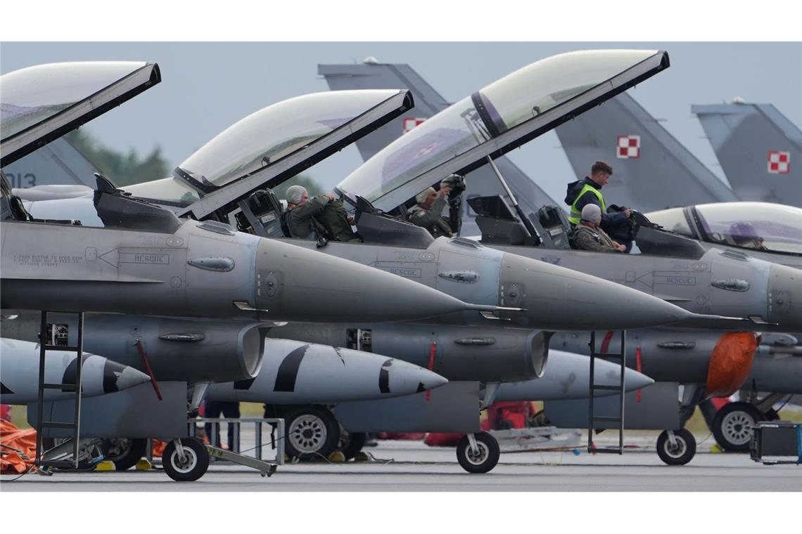 Friedensforscher: Europa rüstet massiv auf US-Kampfjets vom Typ F-16 während eines Nato-Manövers. (Archivbild)