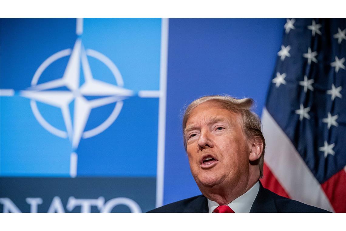 US-Machthaber Donald Trump vor dem Nato-Wappen: erbärmlicher Stratege und Lügner.