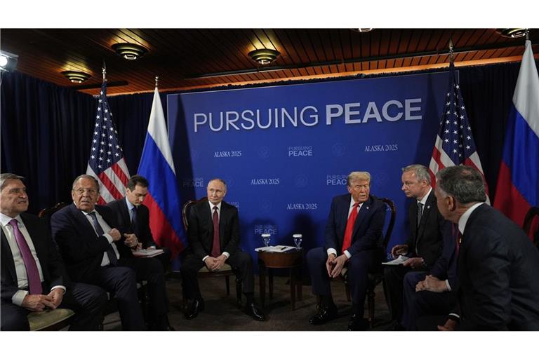 US-Präsident Donald Trump (3.v.r) trifft den russischen Präsidenten Wladimir Putin (4.v.l) auf der Joint Base Elmendorf-Richardson.