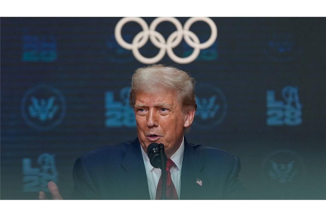 US-Präsident Donald Trump beantwortet Fragen von Reportern, nachdem er eine Anordnung über die Olympischen Spiele 2028 in Los Angeles unterzeichnet hat.