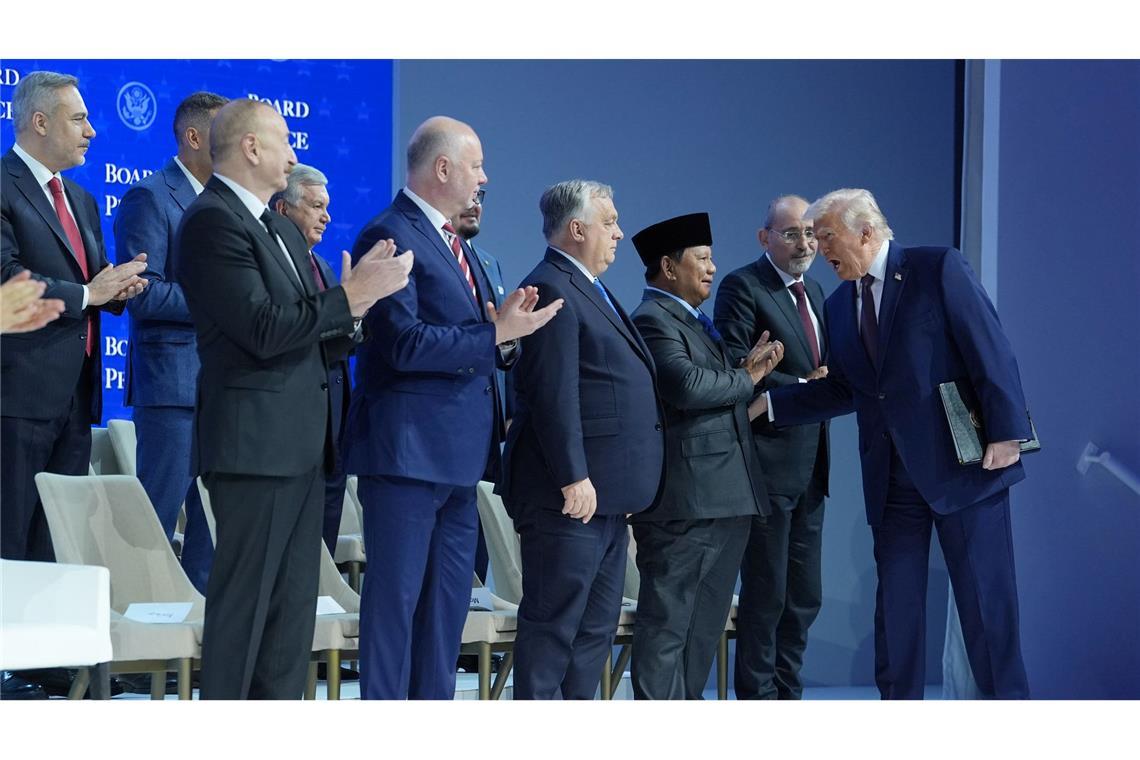 US-Präsident Donald Trump begrüßt die Unterzeichner.