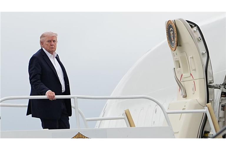 US-Präsident Donald Trump besteigt eine Air Force One am Miami International Airport.