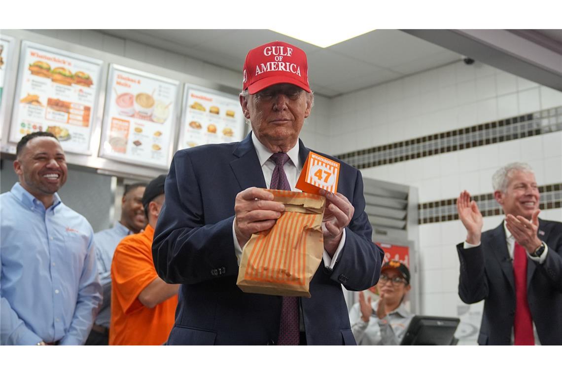 US-Präsident Donald Trump besucht ein Whataburger-Restaurant.