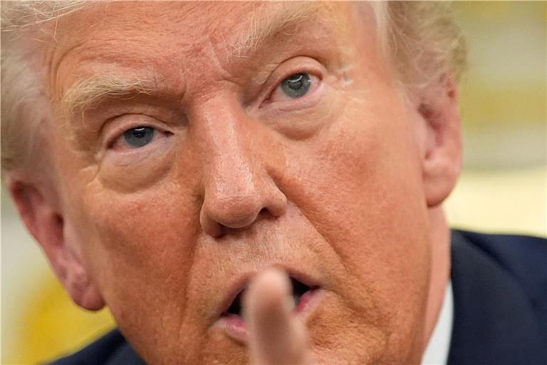 US-Präsident Donald Trump droht dem Iran mit einer neuen militärischen Eskalation, falls Teheran sich nicht komplett an das Waffenruheabkommen halten sollte (Archivbild).